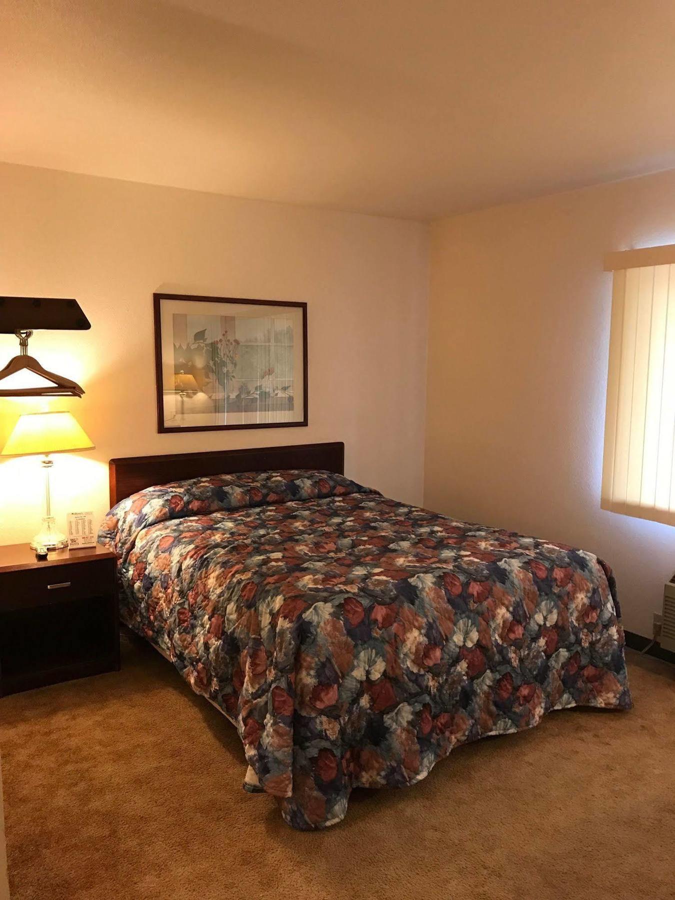 Mcgovern'S Motel And Suites Sun Prairie Экстерьер фото
