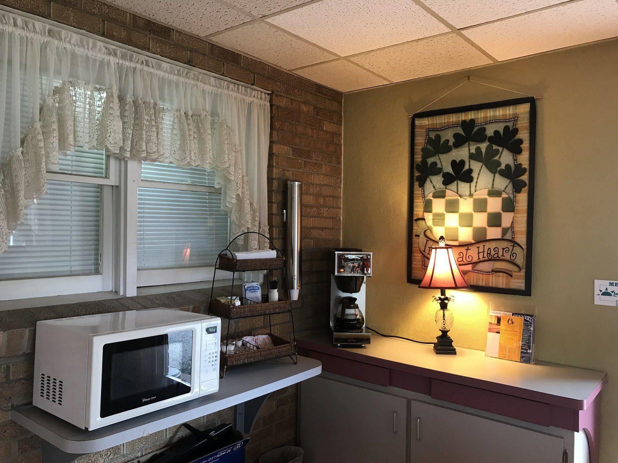 Mcgovern'S Motel And Suites Sun Prairie Экстерьер фото